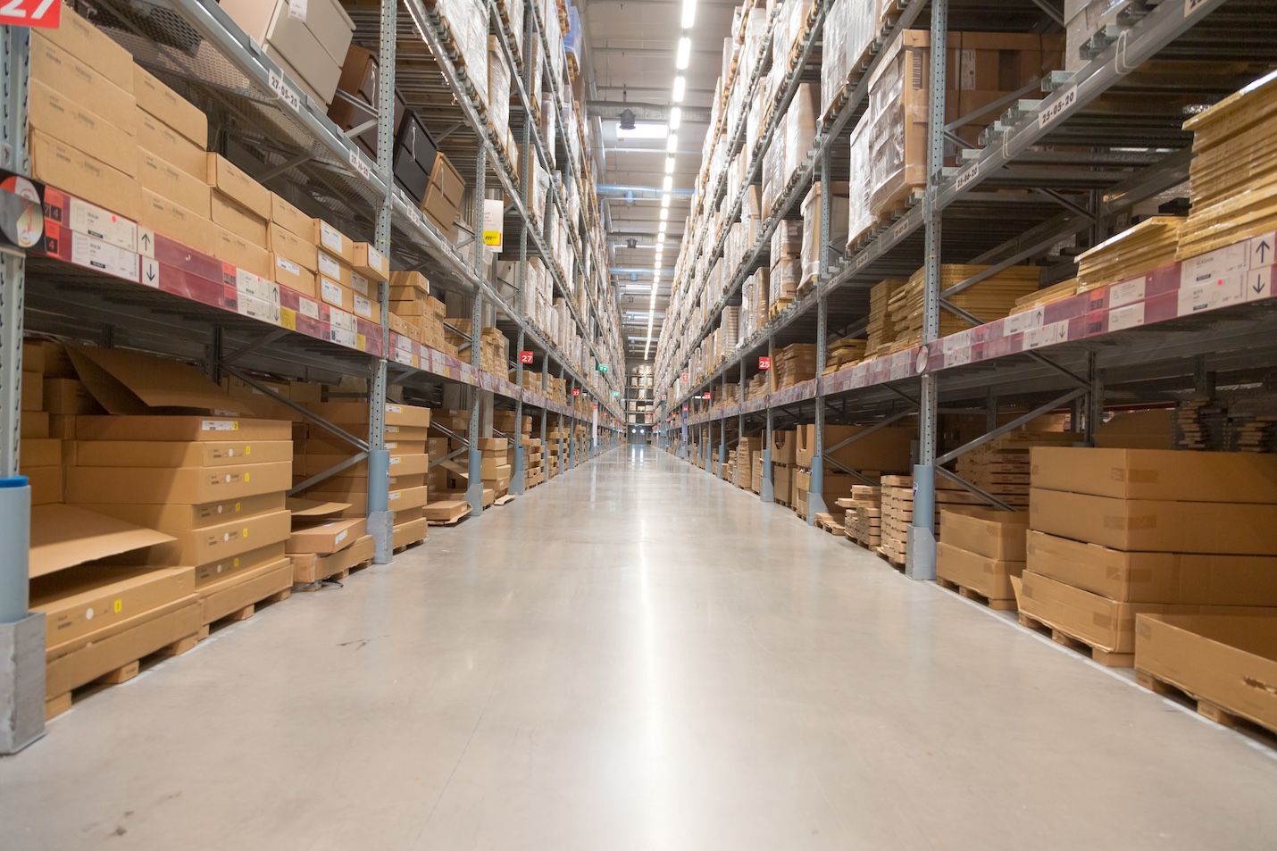 Entrepôt contenant des emballages professionnels en carton